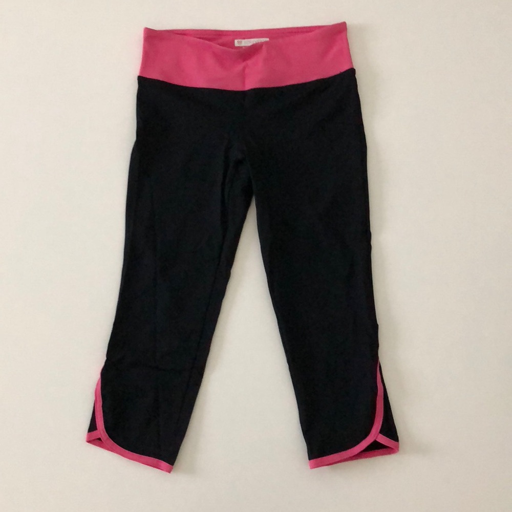 BLACK AND PINK ATHLETIC CAPRIS